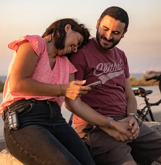 Smiling woman resting her head on a smiling man's shoulder